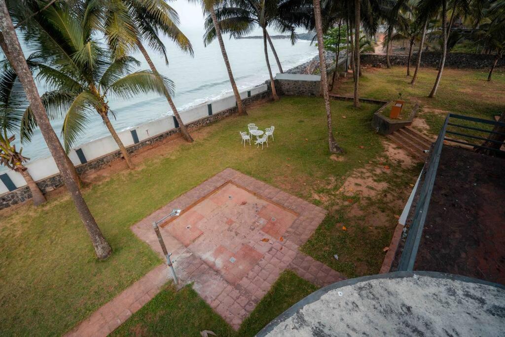 Baywatch By Grha - A Picturesque Beachfront Villa Кожикоде Экстерьер фото