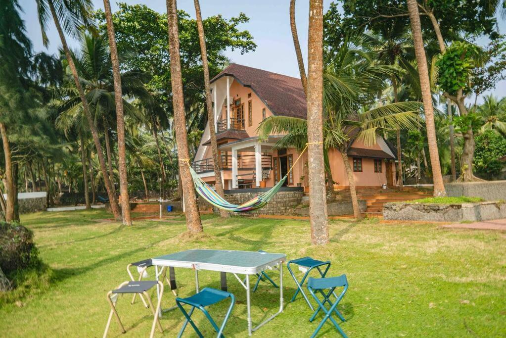 Baywatch By Grha - A Picturesque Beachfront Villa Кожикоде Экстерьер фото