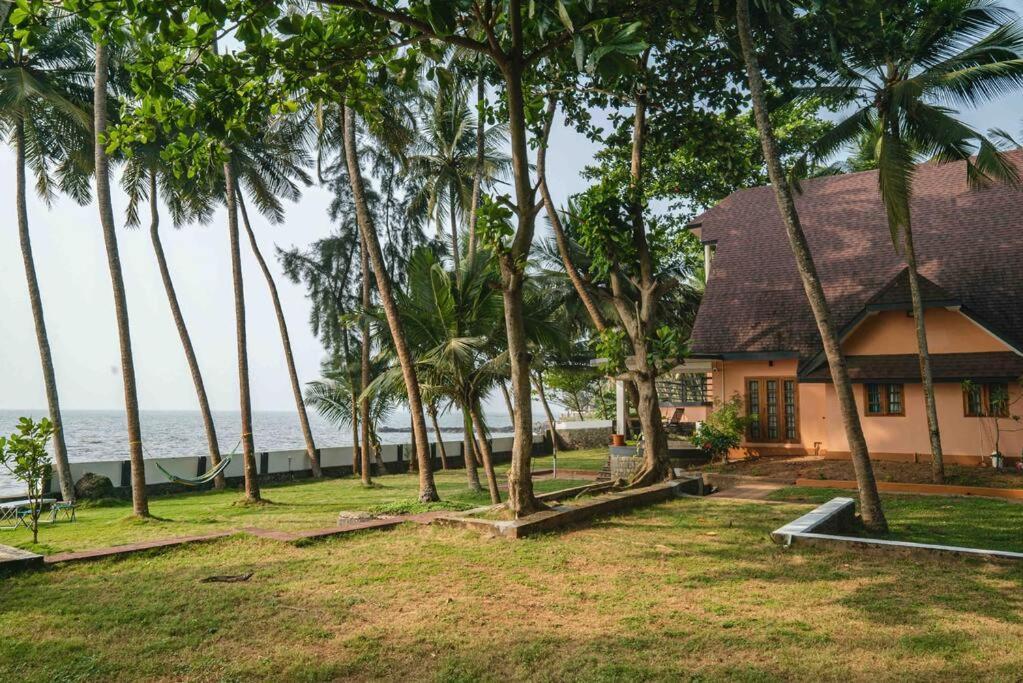 Baywatch By Grha - A Picturesque Beachfront Villa Кожикоде Экстерьер фото