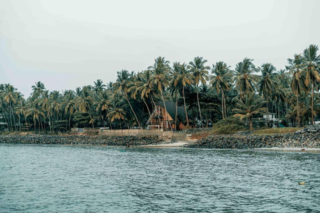 Baywatch By Grha - A Picturesque Beachfront Villa Кожикоде Экстерьер фото