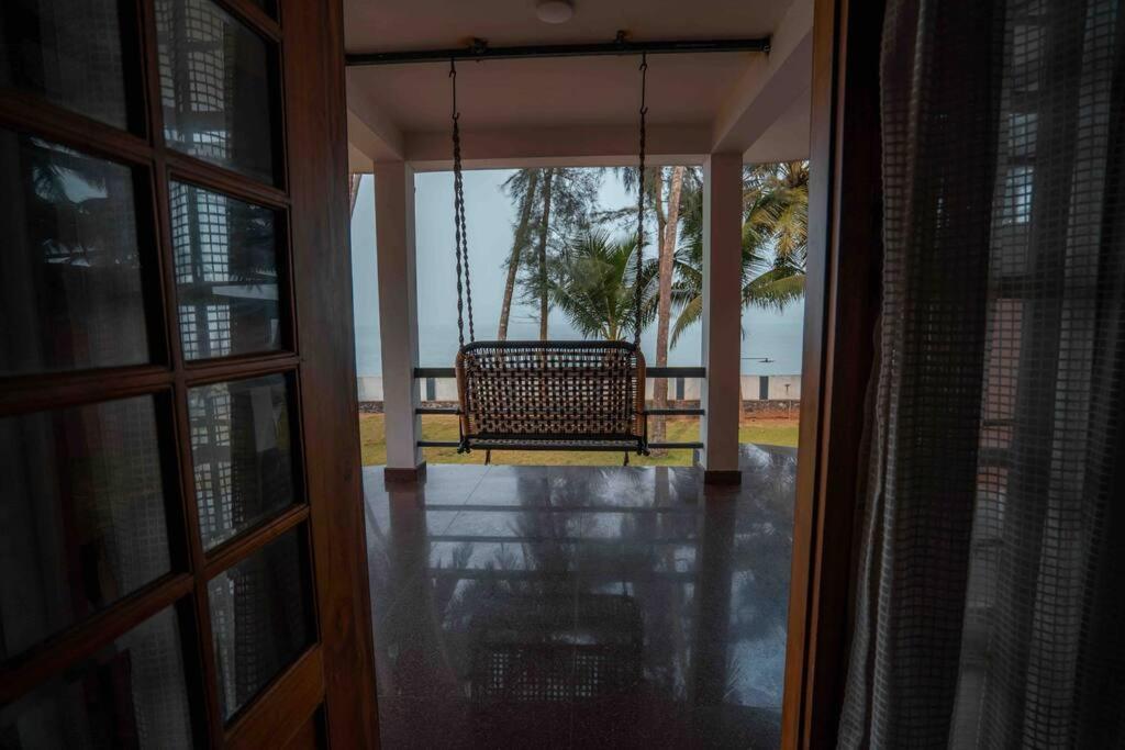 Baywatch By Grha - A Picturesque Beachfront Villa Кожикоде Экстерьер фото