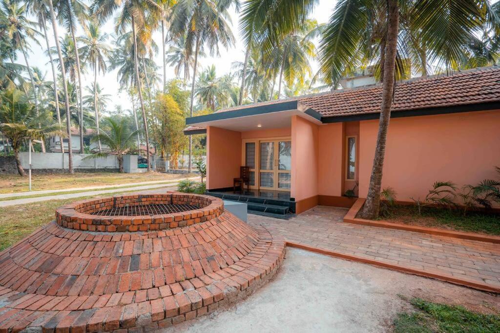 Baywatch By Grha - A Picturesque Beachfront Villa Кожикоде Экстерьер фото