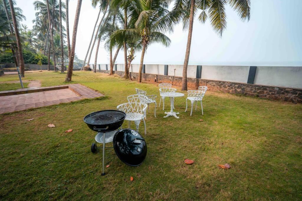 Baywatch By Grha - A Picturesque Beachfront Villa Кожикоде Экстерьер фото