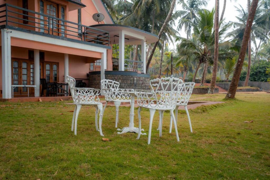 Baywatch By Grha - A Picturesque Beachfront Villa Кожикоде Экстерьер фото