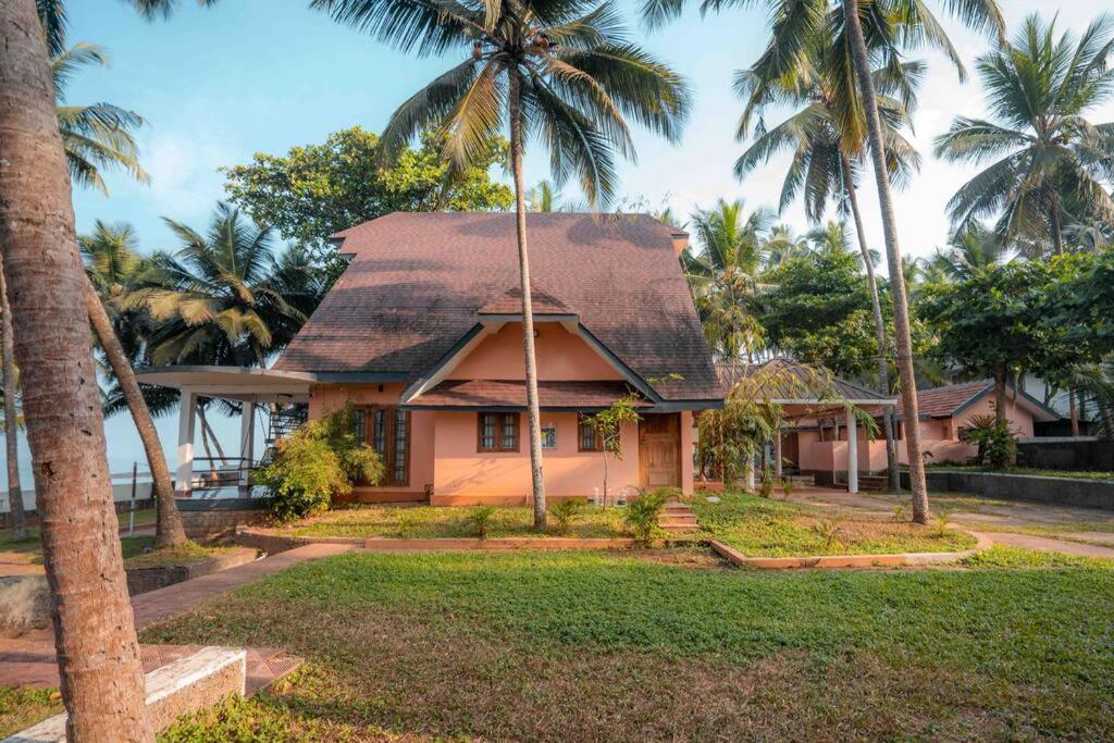 Baywatch By Grha - A Picturesque Beachfront Villa Кожикоде Экстерьер фото