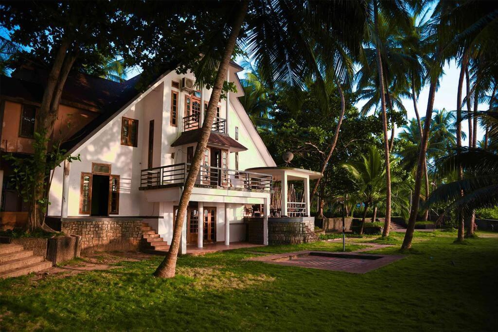 Baywatch By Grha - A Picturesque Beachfront Villa Кожикоде Экстерьер фото