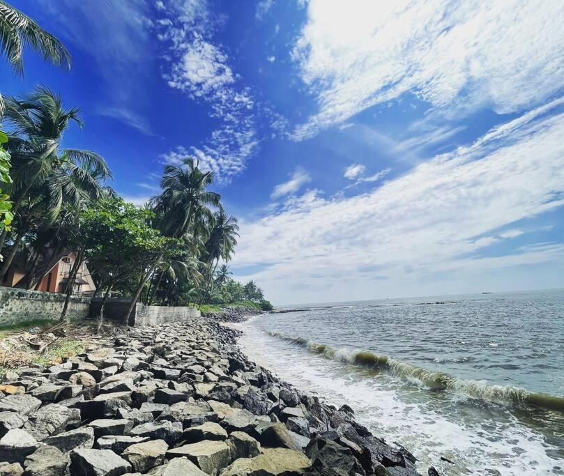 Baywatch By Grha - A Picturesque Beachfront Villa Кожикоде Экстерьер фото