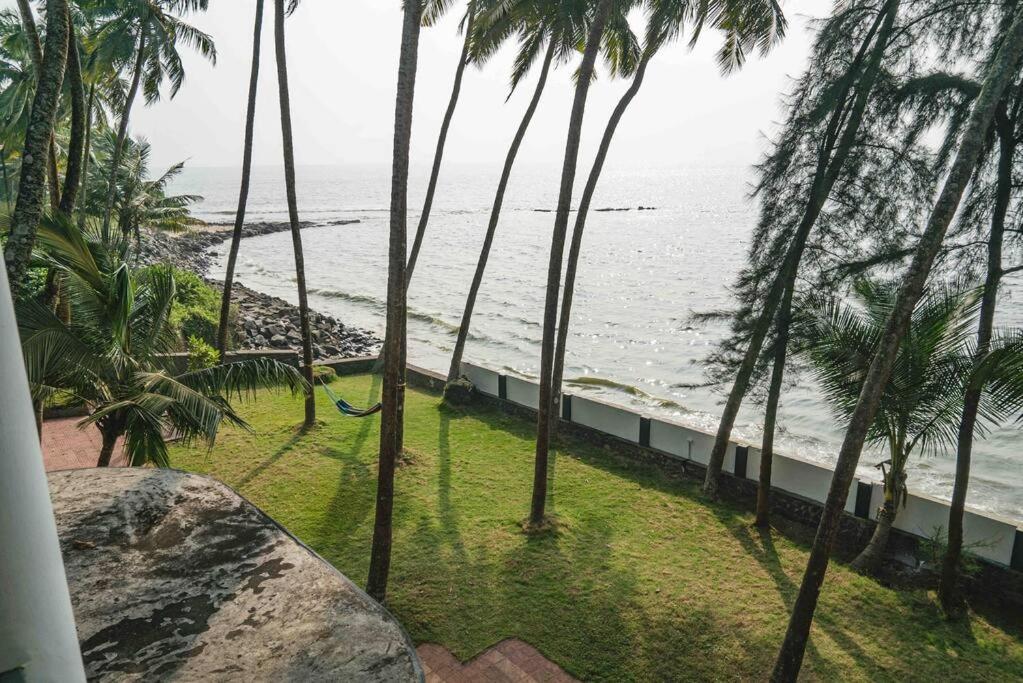 Baywatch By Grha - A Picturesque Beachfront Villa Кожикоде Экстерьер фото